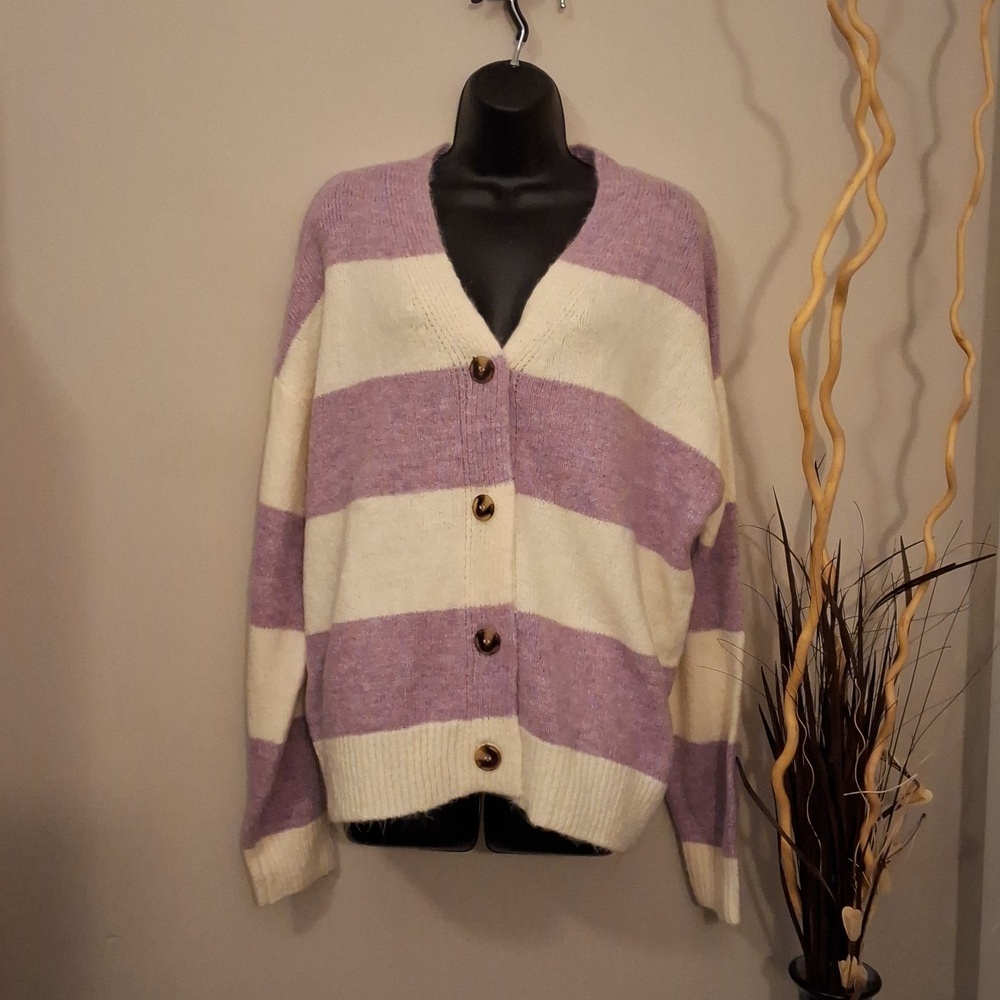 Wynter Brand Size Large Sweater